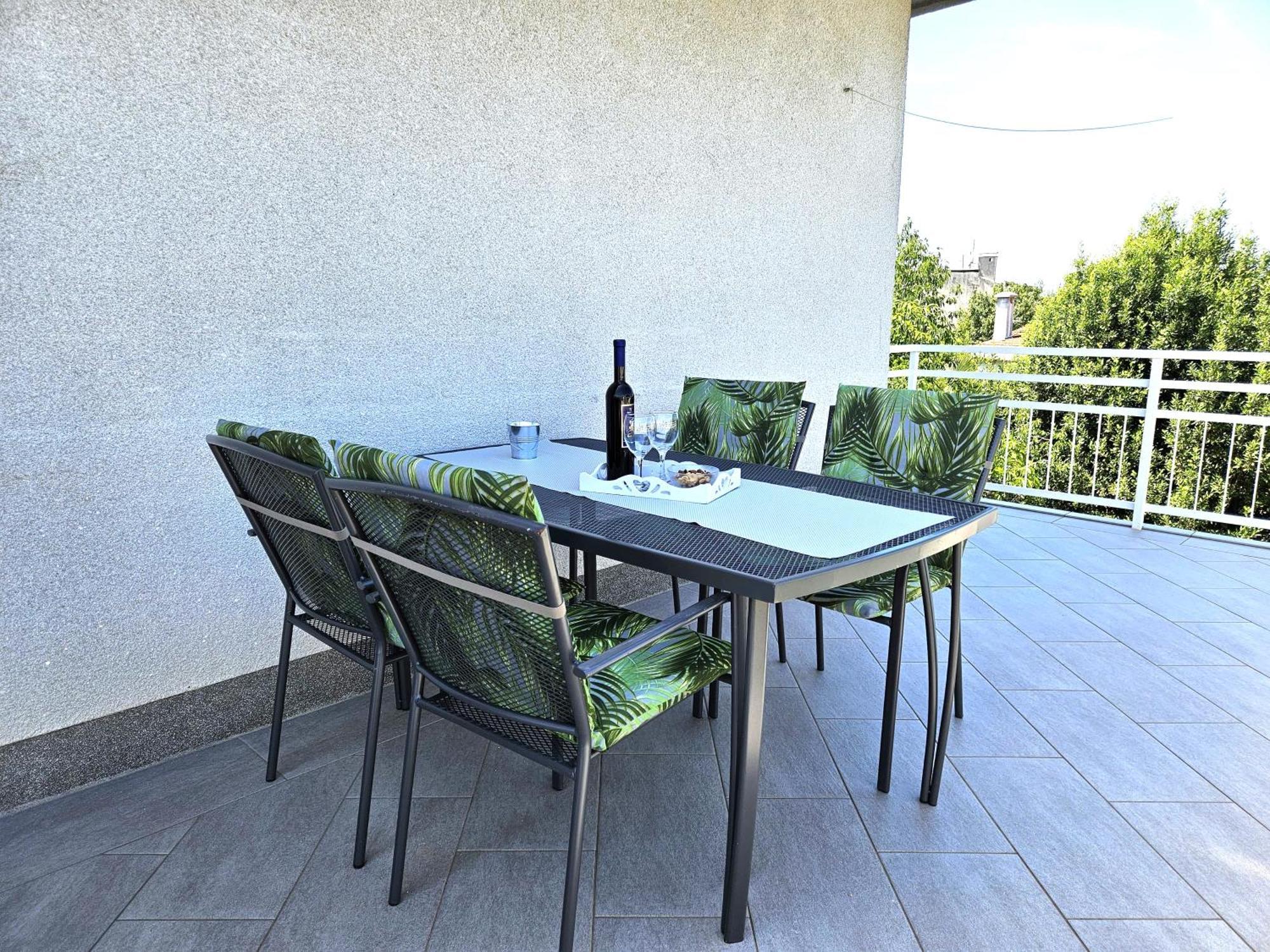 Apartment Olga Malinska Buitenkant foto